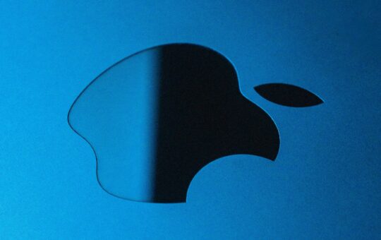 Apple loses key AI leader to Meta