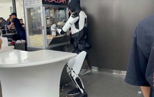 Tesla’s Retro Diner Opens in Los Angeles with Burgers, Big Screens and Angry Neighbors