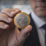 Mixed market signals leave XLM at key technical levels