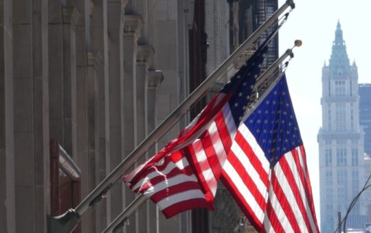 New York Warns of Fake Crypto and AI as Scam Losses Hit $8 Billion
